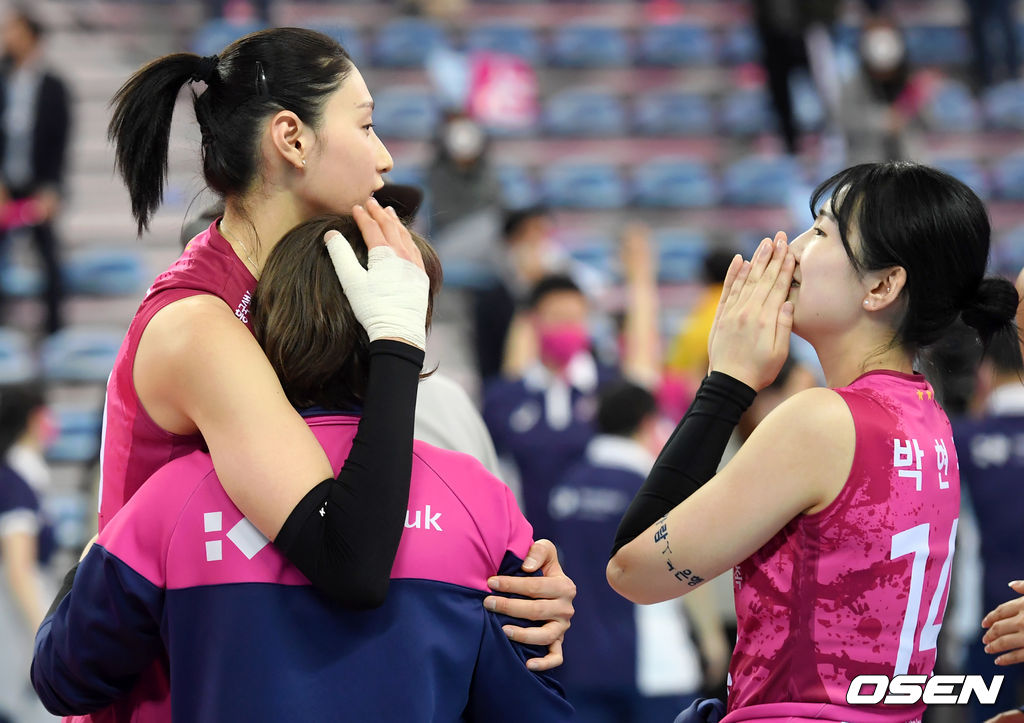 흥국생명 김연경이 현무린을 안아주고 있다. /cej@osen.co.kr