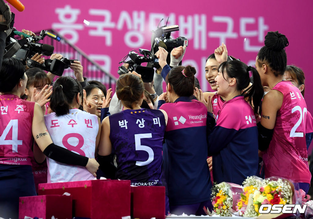 흥국생명 선수들이 파이팅을 외치고 있다. /cej@osen.co.kr