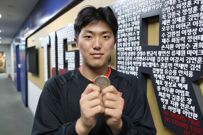 챌린지코인을 받은 신인투수 이의리./KIA 타이거즈 제공