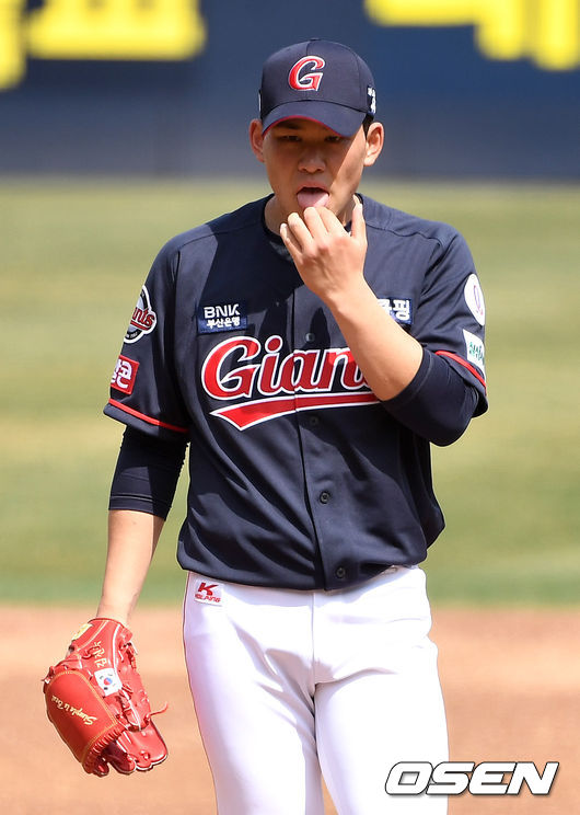 26일 광주-KIA 챔피언스필드에서 ‘2021 KBO리그’ KIA 타이거즈와 롯데 자이언츠의 시범경기가 열렸다.롯데 선발 김진욱이 1회말 투구 중 마운드에서 손가락에 침을 바르고 있다. 이후 추평호 주심에게 주의를 받은 김진욱. / dreamer@osen.co.kr