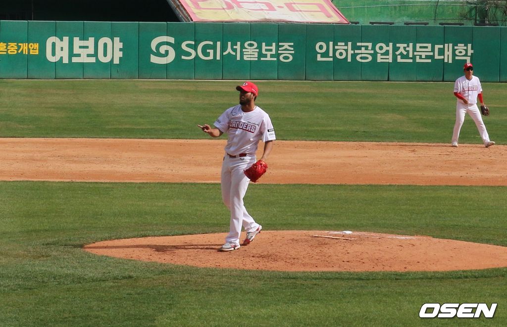 SSG 랜더스 외국인 투수 윌머 폰트가 1일 인천SSG랜더스필드에서 열린 고양 히어로즈와 연습경기에서 3이닝 무실점 투구를 했다./knightjisu@osen.co.kr