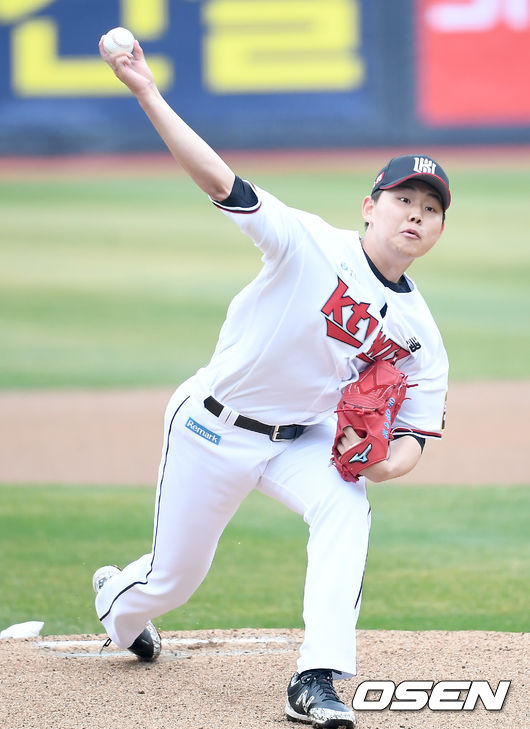 1회초 KT 선발 소형준이 마운드에 올라 힘차게 공을 뿌리고 있다./ksl0919@osne.co.kr