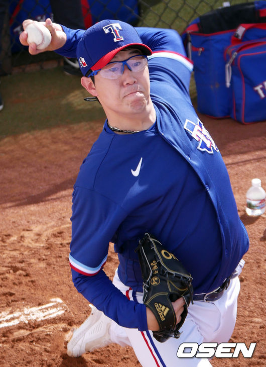 [OSEN=서프라이즈(미 애리조나주), 이사부 통신원]첫 등판을 앞두고 양현종이 불펜에서 몸을 풀고 있다. /lsboo@osen.co.kr