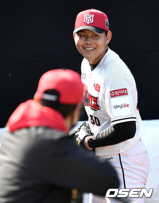 KT 소형준이 불펜 피칭을 펼치고 있다. 이를 바라보는 이강철 감독. / dreamer@osen.co.kr
