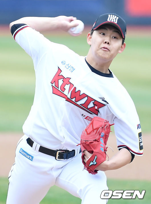 28일 오후 경기도 수원시 수원kt위즈파크에서 2021시즌 프로야구 KT 위즈와 NC 다이노스의 시범경기가 진행됐다.1회초 KT 선발 소형준이 마운드에 올라 힘차게 공을 뿌리고 있다./ksl0919@osne.co.kr