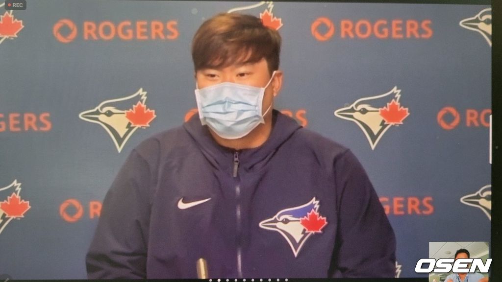 [사진] 토론토의 류현진이 2일(한국시간) 양키스와의 개막전을 마친 뒤 화상 인터뷰를 진행하고 있다. <토론토 블루제이스 구단 제공 동영상 캡처>