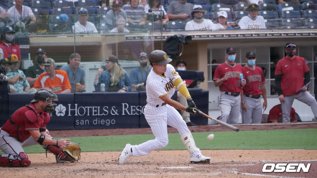 [OSEN=샌디에이고, 이사부 통신원] 샌디에이고의 김하성이 2일(한국시간) 펫코 파크에서 열린 애리조나와의 21시즌 개막전에서 대타로 출전해 삼진을 당하고 있다.   /lsboo@osen.co.kr