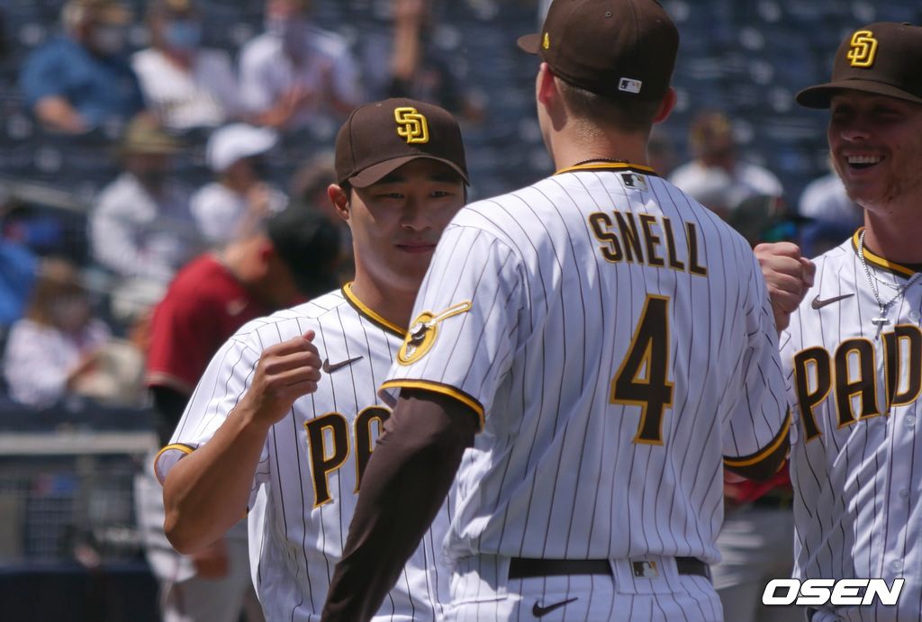 [OSEN=샌디에이고, 이사부 통신원] 샌디에이고의 김하성이 2일 펫코 파크에서 열린 애리조나와의 시즌 개막전에 앞서 열린 개막식에서 데이비드 스넬과 주먹을 마주 치고 있다.  /lsboo@osen.co.kr