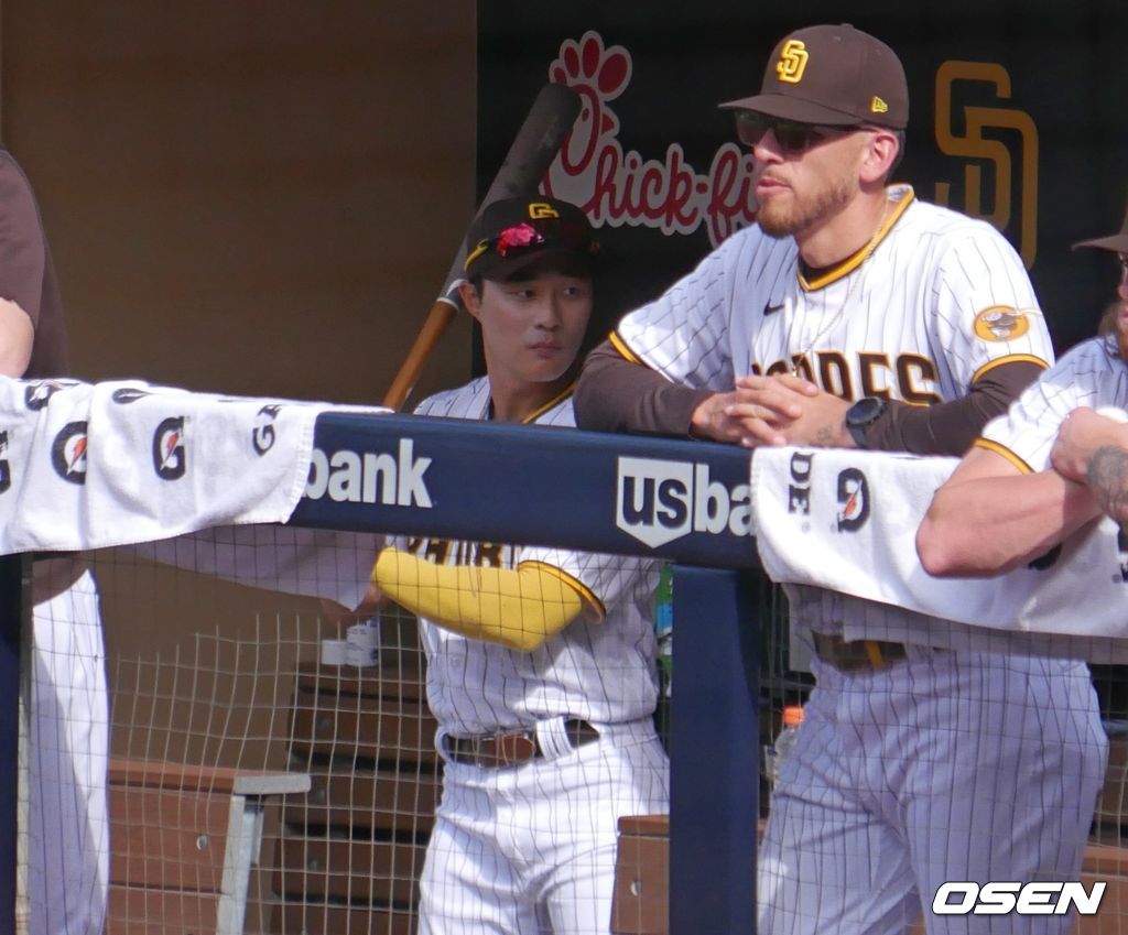 [OSEN=샌디에이고, 이사부 통신원] 샌디에이고의 김하성이 2일(한국시간) 펫코 파크에서 열린 애리조나와의 경기 도중 덕아웃에서 스윙을 하며 대타로 타석에 들어설 준비를 하고 있다.  /lsboo@osen.co.kr