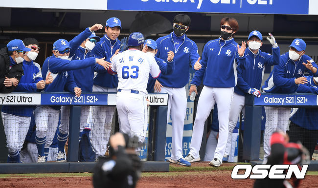 14일 오후 대구 삼성라이온즈파크에서 삼성 라이온즈와 LG 트윈스의 연습경기가 열렸다.1회말 2사 삼성 피렐라가 솔로 홈런을 때린 뒤 동료들의 축하를 받고 있다. /youngrae@osen.co.kr