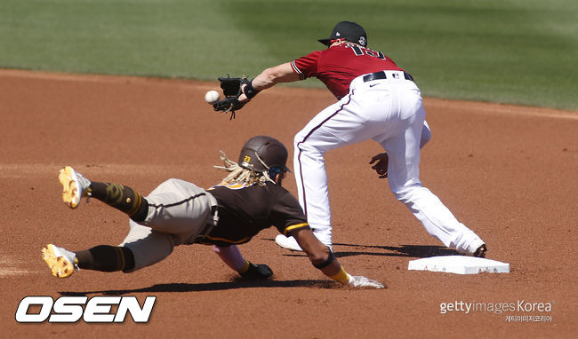 [사진] 지난달 열린 시범경기에서 헤드퍼스트 슬라이딩을 하고 있는 샌디에이고의 페르난도 타티스 주니어. ⓒGettyimages(무단전재 및 재배포 금지)