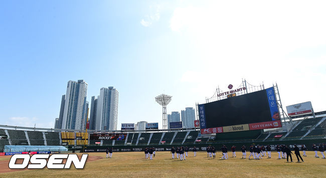 부산 푸른하늘 아래에서 롯데 선수단이 훈련을 하고 있다.  / soul1014@osen.co.kr