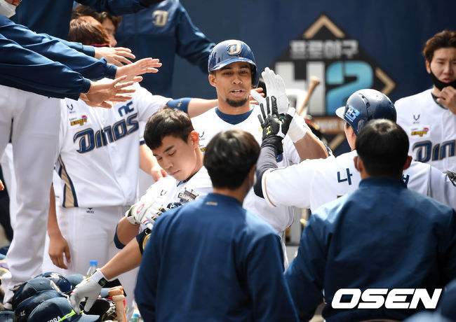 21일 창원NC파크에서 2021년 KBO리그 NC 다이노스와 SSG 랜더스의 시범경기가 열렸다.1회초 1사 1,3루에서 NC 알테어의 희생플라이 때 홈을 밟은 나성범이 더그아웃에서 동료들의 축하를 받고 있다. /sunday@osen.co.kr