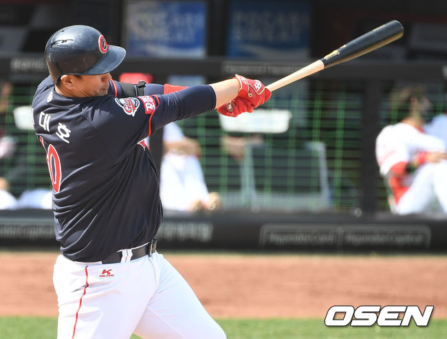 롯데 이대호가 2루타를 날리고 있다. / dreamer@osen.co.kr