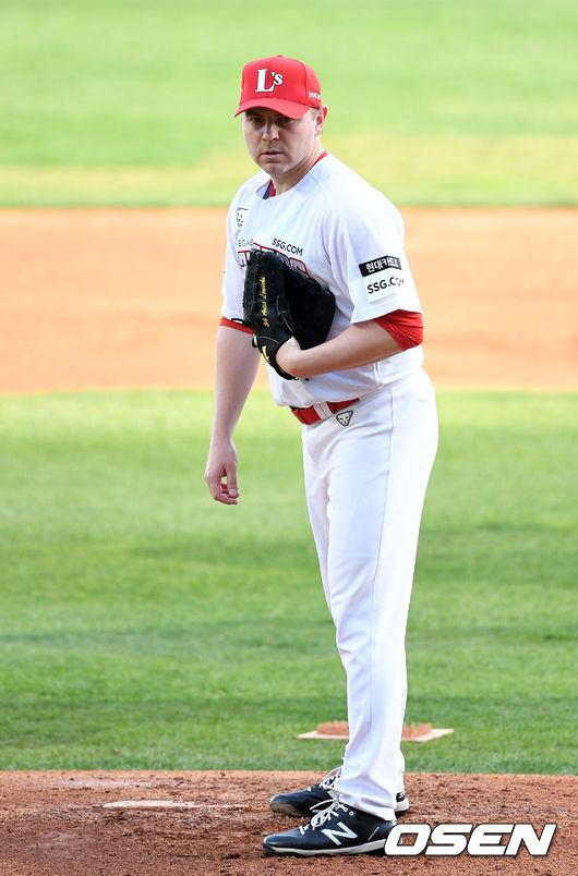 1일 오후 SSG 랜더스가 인천 SSG랜더스필드에서 새 유니폼을 입고 훈련을 진행했다.SSG 르위키가 훈련을 하고 있다. /sunday@osen.co.kr
