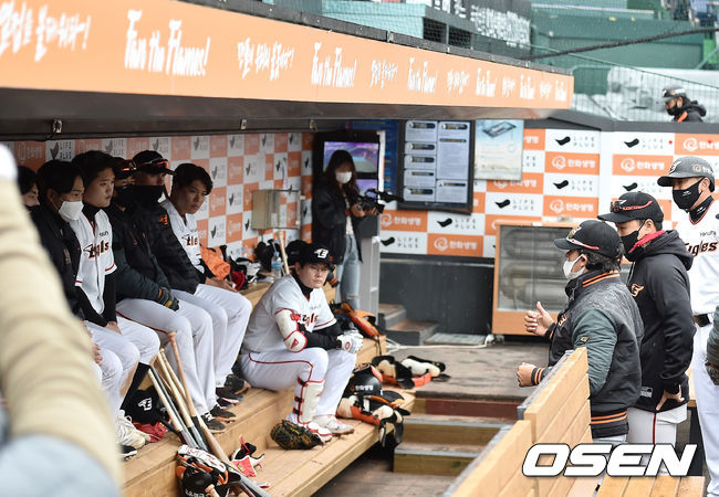 수베로 감독이 선수들과 미팅을 갖고 있다. /cej@osen.co.kr