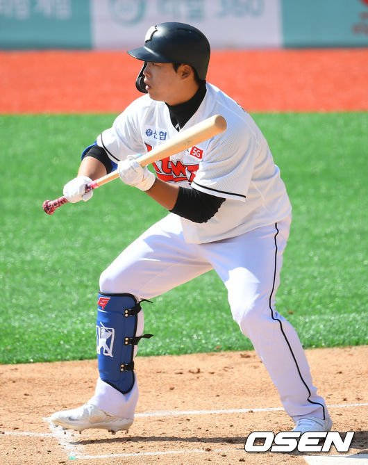강백호가 번트를 시도하고 있다./ ksl0919@osen.co.kr