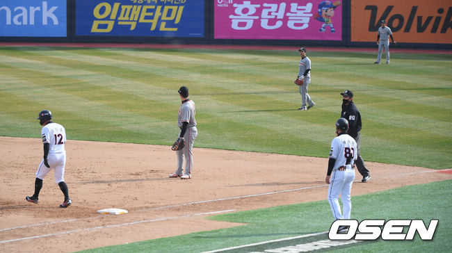 9회말 무사 1루 KT 강백호의 타석때 박정현 3루수가 수비 시프트로 1루수 뒤에 위치해 있다.  / soul1014@osen.co.kr