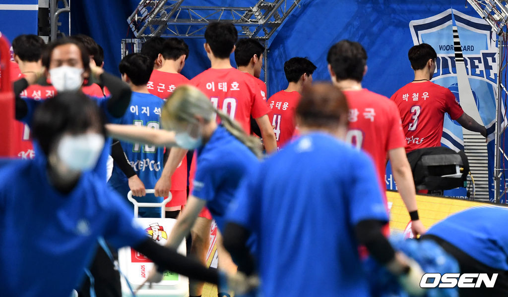 봄배구 진출에 실패한 한국전력 선수들이 마무리 스트레칭 없이 코트를 빠져나가고 있다. / dreamer@osen.co.kr