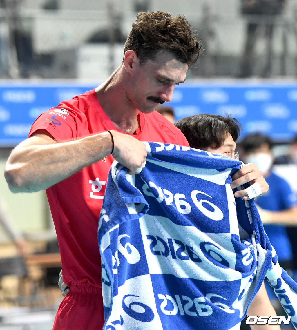 봄배구 진출에 실패한 한국전력 러셀이 아쉬워하며 코트를 빠져나가고 있다. / dreamer@osen.co.kr