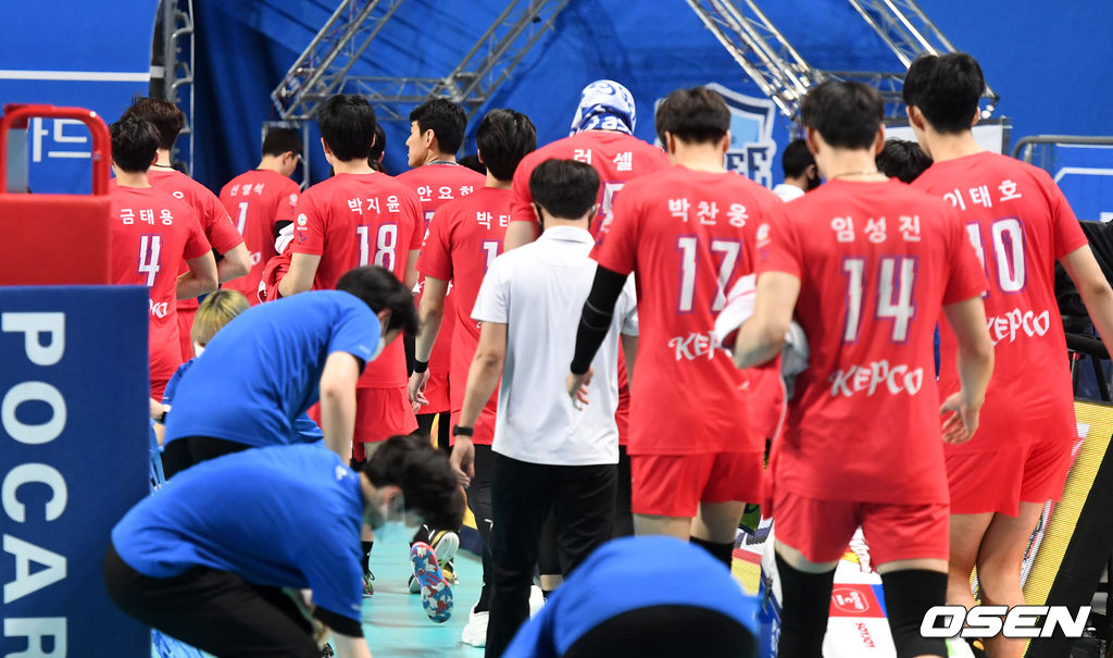 봄배구 진출에 실패한 한국전력 선수들이 마무리 스트레칭 없이 코트를 빠져나가고 있다. / dreamer@osen.co.kr