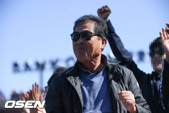 7회말 이닝종료 후 눈부신 호투를 보인 류현진의 아버지 류재천 씨가 기뻐하고 있다. / soul1014@osen.co.kr