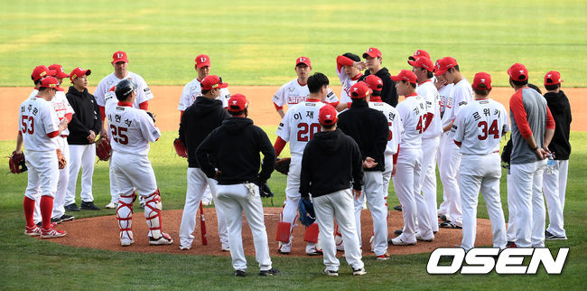 1일 오후 SSG 랜더스가 인천 SSG랜더스필드에서 새 유니폼을 입고 훈련을 진행했다.SSG 선수들이 훈련에 앞서 미팅을 하고 있다. /sunday@osen.co.kr