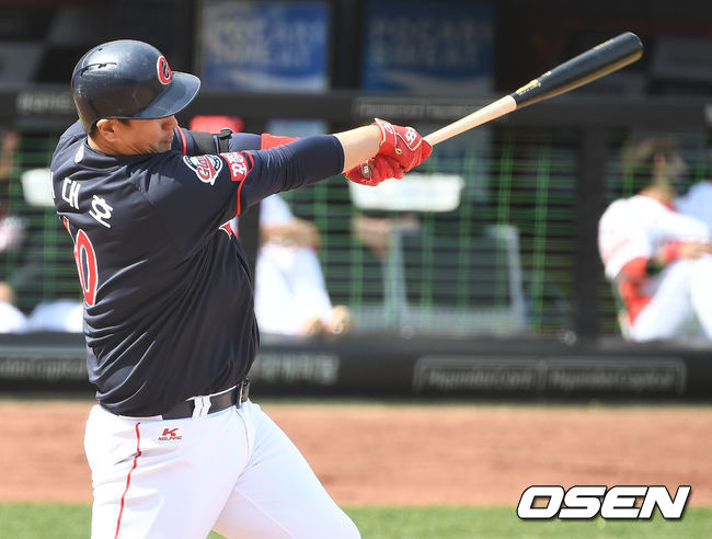 26일 광주-KIA 챔피언스필드에서 ‘2021 KBO리그’ KIA 타이거즈와 롯데 자이언츠의 시범경기가 열렸다.4회초 1사 주자없는 상황 롯데 이대호가 2루타를 날리고 있다. / dreamer@osen.co.kr