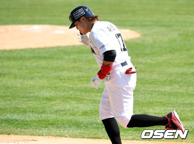 30일 서울 잠실야구장에서 2021년 KBO리그 LG 트윈스와 SSG 랜더스의 시범경기가 열렸다.7회초 1사에서 SSG 추신수가 좌중간 안타를 치고 유서준과 교체되고 있다. /sunday@osen.co.kr