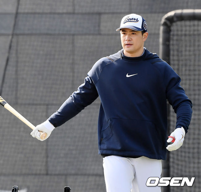 오후 훈련에서 두산 김재환이 타격연습을 하기 전 스윙을 하고 있다./rumi@osen.co.kr