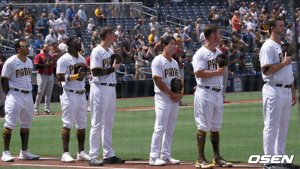 [OSEN=샌디에이고, 이사부 통신원] 미국을 제외한 9개국 14명의 외국인이 모인 샌디에이고 파드리스 선수들이 2일 개막식에서 국기에 대한 경례를 하고 있다.  /lsboo@osen.co.kr