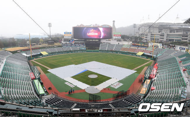 인천SSG랜더스필드 역시 마찬가지다. 빗줄기가 더 굵어지고 있고, 그라운드는 방수포로 뒤덮여 있다.  2021시즌 개막전은 오후 2시에 열릴 예정이다. 아직 경기 개시까지는 시간이 남았지만 그라운드가 많이 젖어 있어 정상적인 경기 진행이 쉽지 않을 것으로 보인다. /sunday@osen.co.kr