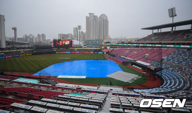 우천취소될 가능성이 높은 가운데 방수포 덮힌 수원kt위즈파크. / soul1014@osen.co.kr