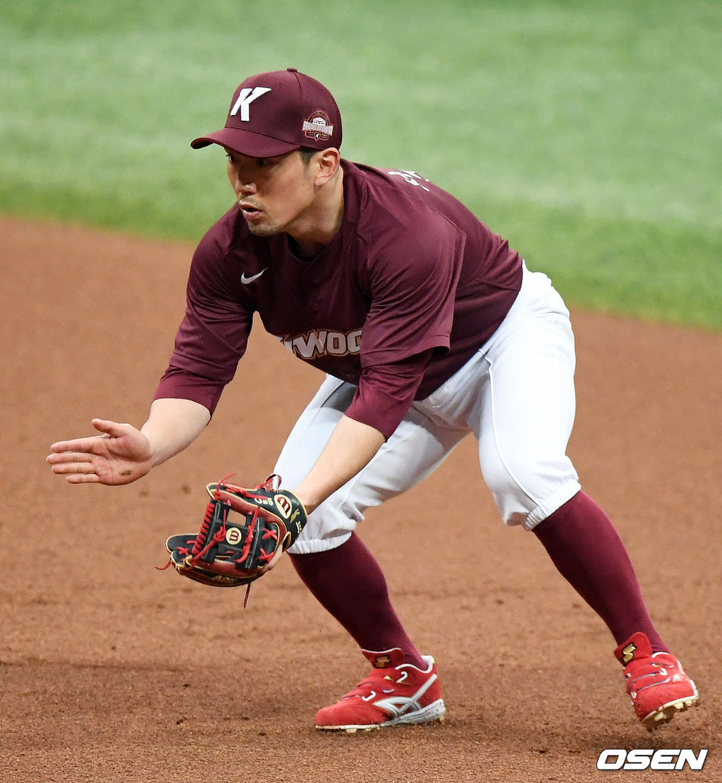 키움 서건창이 수비 훈련을 하고 있다.  /jpenws@osen.co.kr