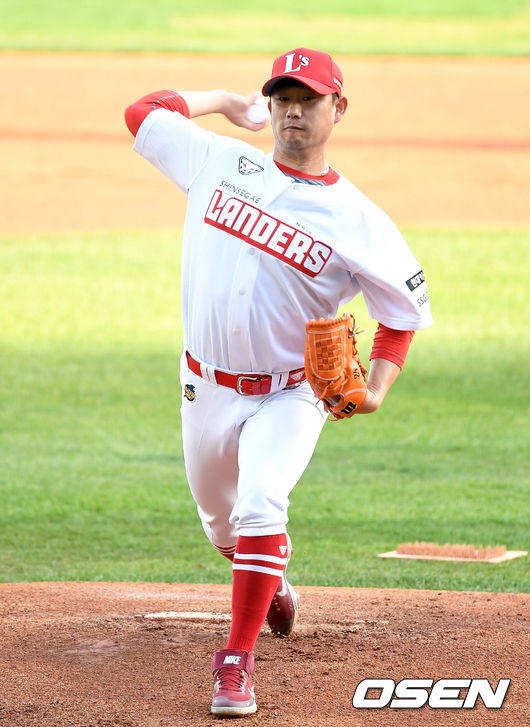 1일 오후 SSG 랜더스가 인천 SSG랜더스필드에서 새 유니폼을 입고 훈련을 진행했다.SSG 김상수가 훈련을 하고 있다. /sunday@osen.co.kr