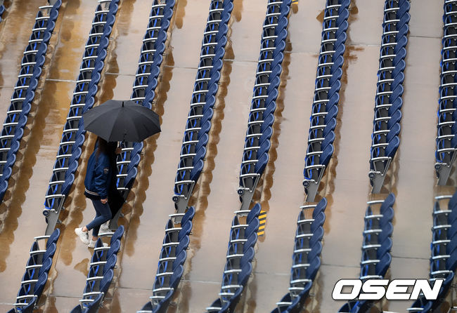 비가 내리는 가운데 NC 관계자들이 관중석을 살피고 있다. /jpnews@osen.co.kr