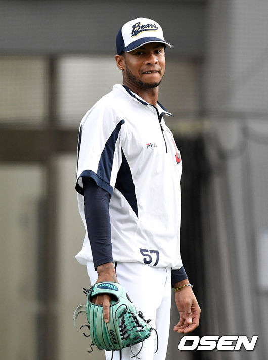 두산 베어스가 15일 경기 이천 두산베어스파크에서 스프링캠프를 열고 훈련을 진행했다.두산 미란다가 수비 훈련을 하고 있다. /sunday@osen.co.kr