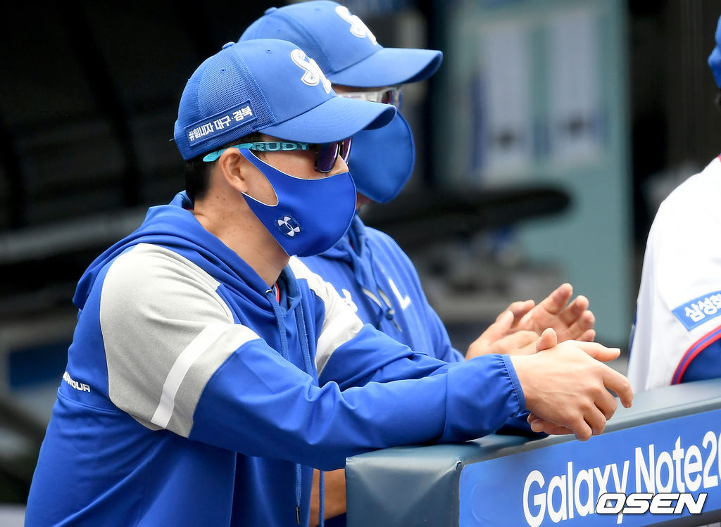 삼성 허삼영 감독이 그라운드를 바라보고 있다./ksl0919@osen.co.kr