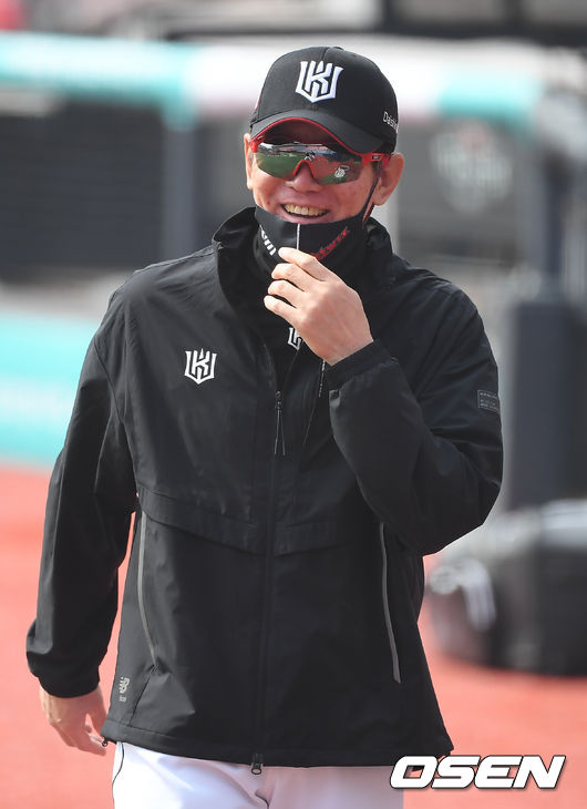 경기에 앞서 KT 이강철 감독이 미소 짓고 있다. / soul1014@osen.co.kr