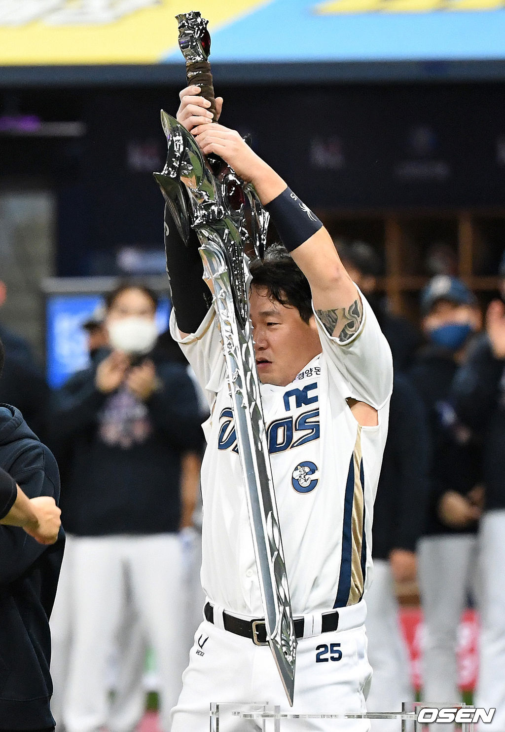 우승을 확정지은 NC 양의지가 집행검 뽑고 있다./sunday@osen.co.kr