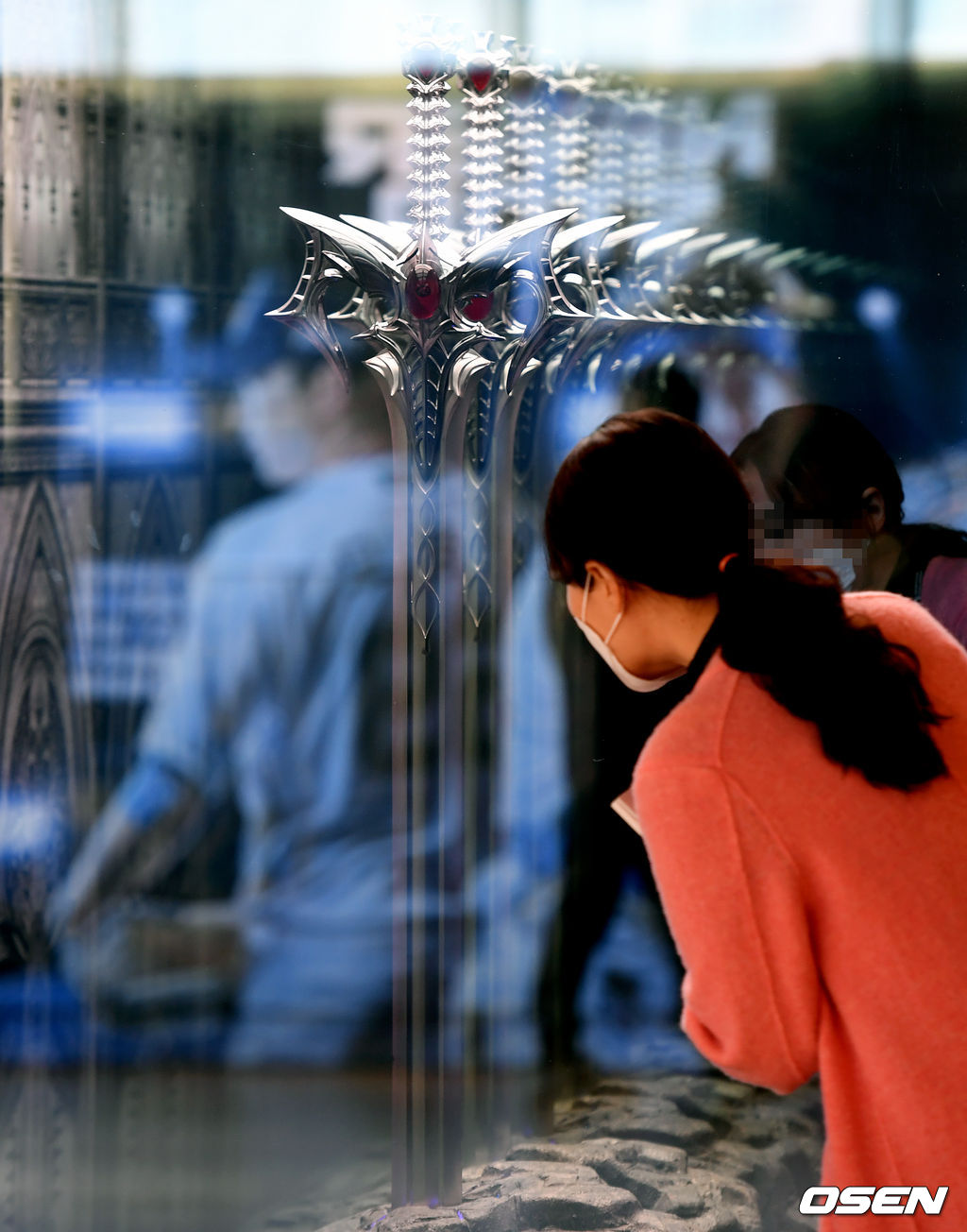 창원NC파크에 전시된 집행검을 취재진이 살펴보고 있다./jpnews@osen.co.kr