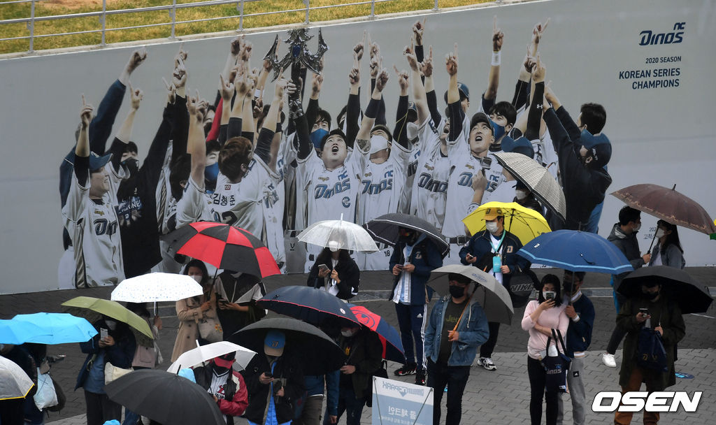 NC가 우승 공약으로 개막전 무료입장을 실시한 가운데 선착순 예매 경쟁에서 티켓을 확보한 팬들이 입장을 기다리고 있다. 이날 경기는 우천으로 취소됐다./jpnews@osen.co.kr