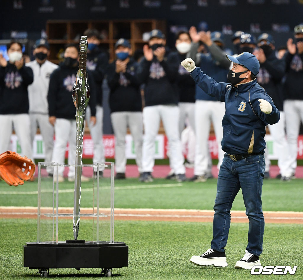 우승을 확정 지은 NC 김택진 구단주가 자사 게임의 최강 집행검을 선보이고 있다./sunday@osen.co.kr