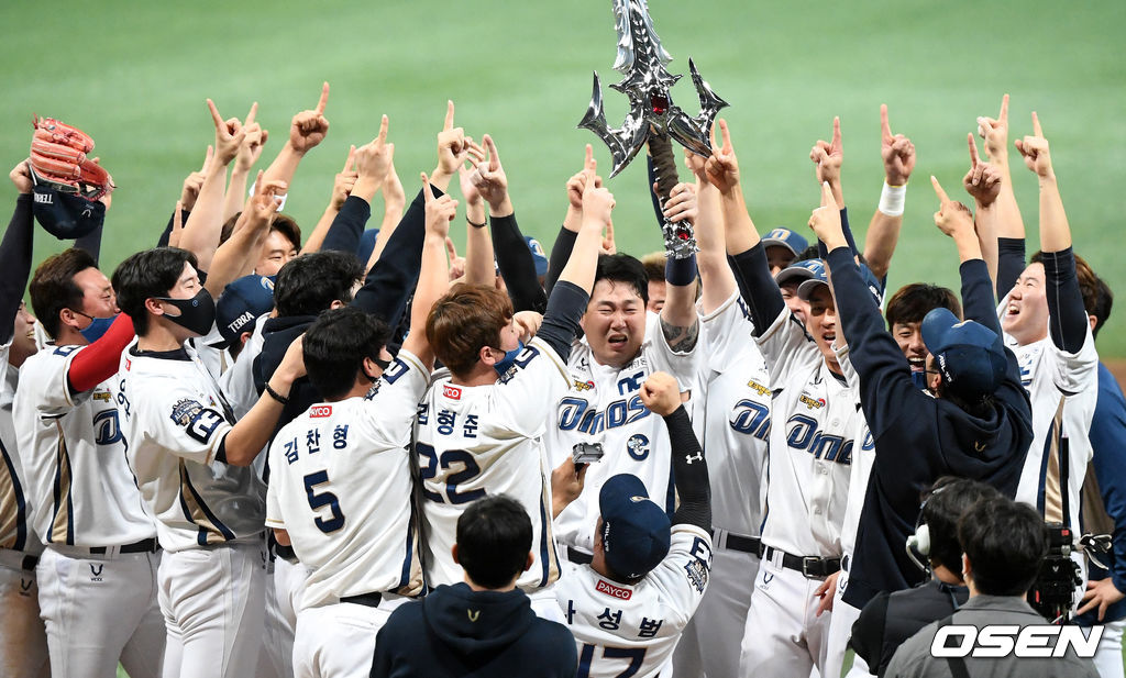 NC 선수들이 '집행검' 세리머니를 하며 우승을 기뻐하고 있다. /jpnews@osen.co.kr