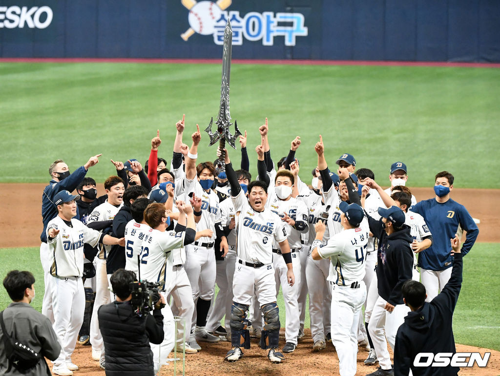 NC가 우승을 차지하며 집행검 세리머니를 하고 있다. /jpnews@osen.co.kr