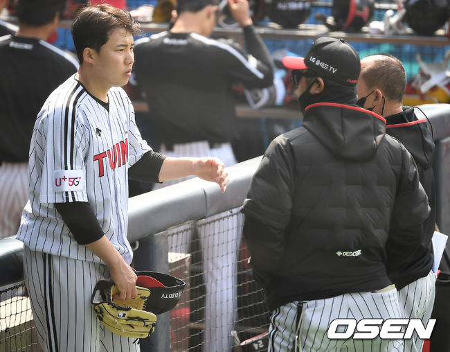 26일 오후 서울 잠실야구장에서 LG 트윈스와 두산 베어스의 시범경기가 열렸다. 라이브 피칭을 마친 LG 임찬규가 경헌호 코치와 이야기를 나누고 있다. /youngrae@osen.co.kr