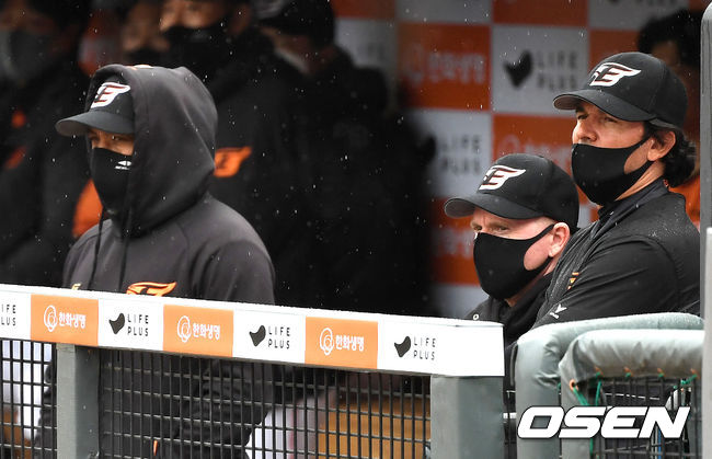 한화 수베로 감독을 비롯한 코칭스태프가 더그아웃에서 경기를 지켜보고 있다. / dreamer@osen.co.kr