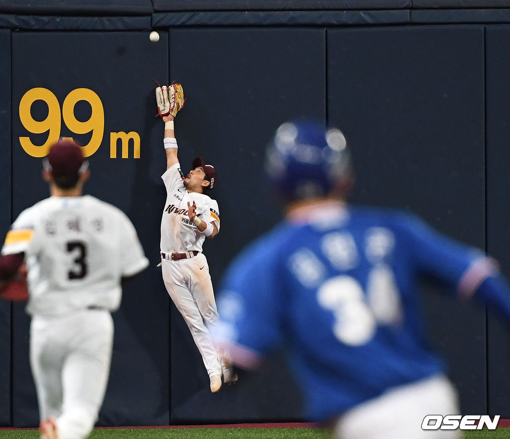 3일 오후 서울 고척스카이돔에서 ‘2021 신한은행 SOL KBO 리그’ 개막전 키움 히어로즈와 삼성 라이온즈의 경기가 열렸다.6회초 무사 1루 상황 삼성 이학주의 펜스 맞는 안타 때 주자 이헌곤이 키움 좌익수 이용규의 캐치를 보고 아웃으로 판단, 1루로 귀루했다. 하지만 심판진은 캐치 아웃 선언을 안했고, 1루로 귀루한 김헌곤은 타자 주자 이학주를 추월하게 돼 더블아웃 됐다. 타구를 잡기 위해 뛰어오르는 키움 좌익수 이용규.  / dreamer@osen.co.kr
