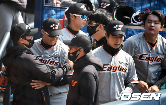 1회먈 수비를 마치고 한화 선수들이 더그아웃에서 서로를 격려하고 있다. /jpnews@osen.co.kr
