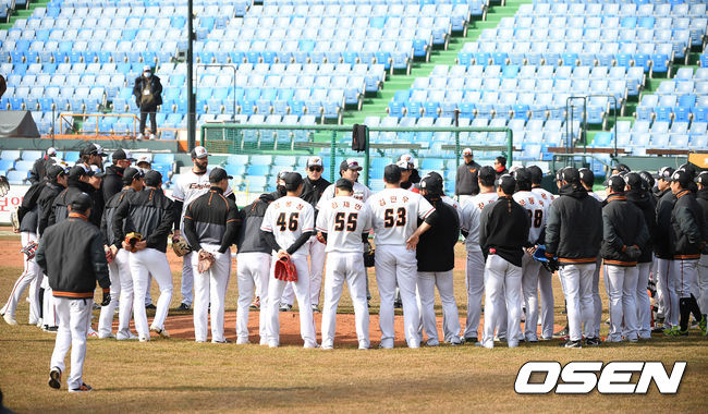 훈련을 마친 선수단이 이야기를 나누고 있다. /youngrae@osen.co.kr